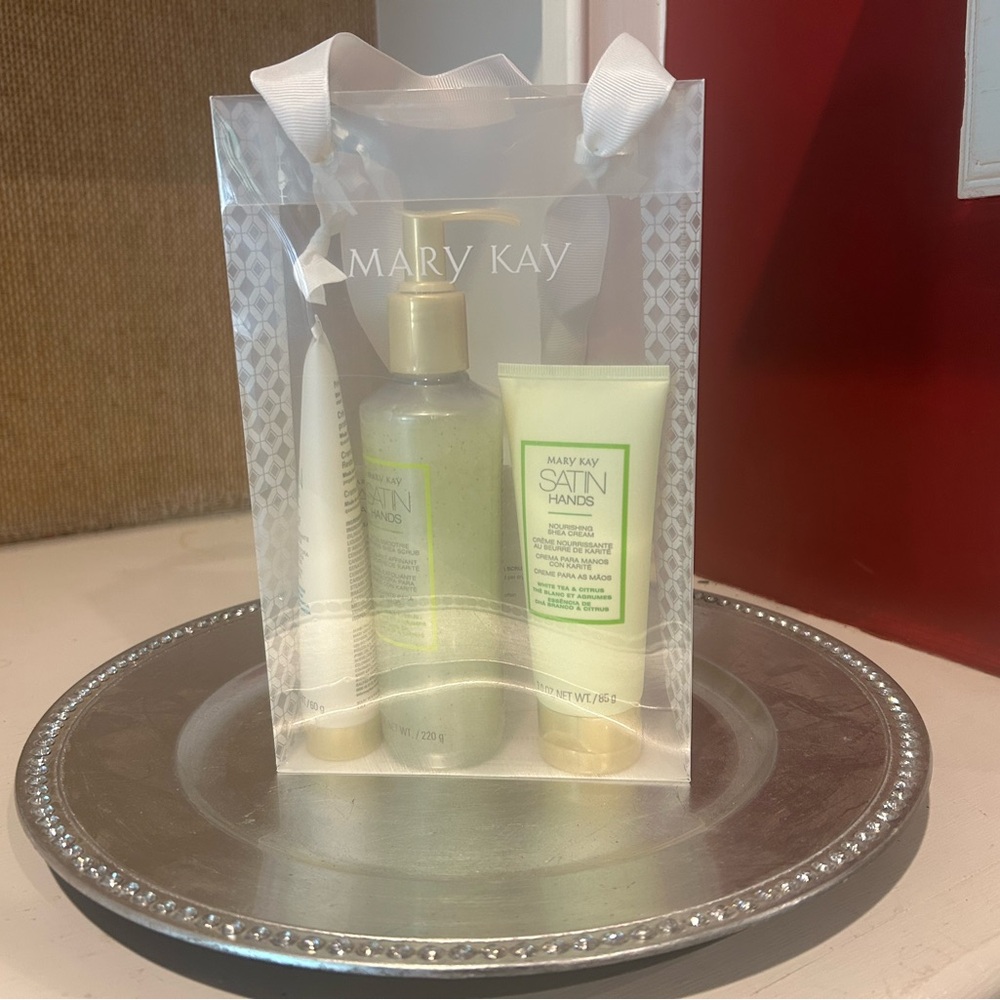Mary Kay Satin Hands Pampering Set - White and Green